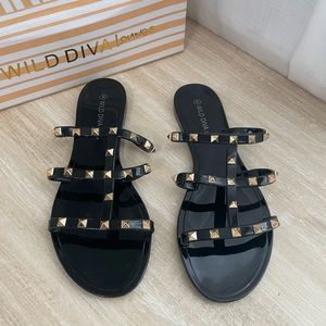 Wild Diva Lounge black sandals
